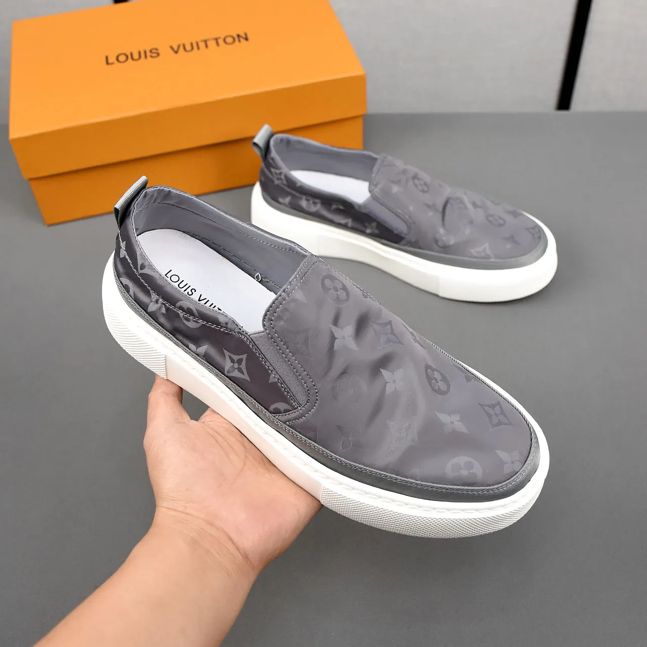 PP400❣️❣️❣️LV breathable cloth shoes, the upper is made of comfortable and breathable fabric, and the ultra-light rubber foam outsole. Men's size 39-44.